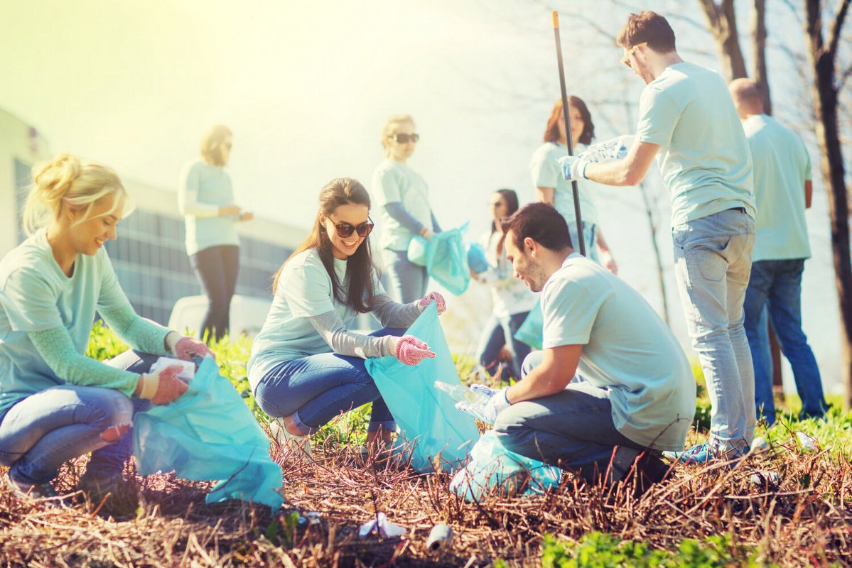 Menschengruppe beim Müll einsammeln in der Natur