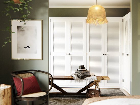 Helles Schlafzimmer mit Zugang zur begehbaren Ankleide und praktischem Stauraum im Stadthaus Flair 152 RE