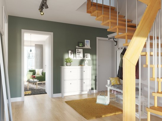 Offener Flur mit Galerie im Obergeschoss, der zu den Zimmern des Stadthauses Flair 152 RE führt