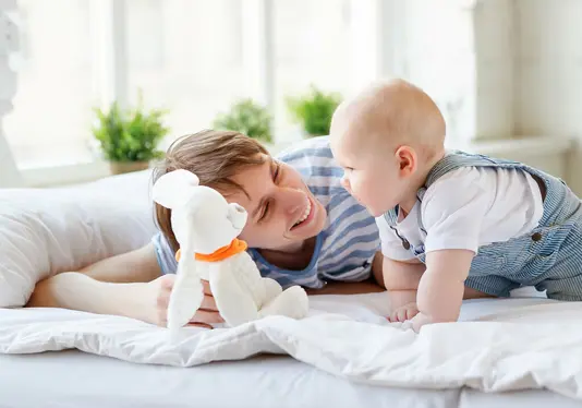 Familie-Hausbau-Orientieren-Informieren Vater mit Baby